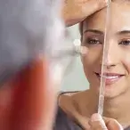 ​Para identificar a necessidade de realizar uma rinoplastia será necessário procurar um otorrinolaringologista para fazer o exame clínico.