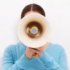 ​Localizada no pescoço, em frente à traqueia, a tiroide é a glândula que regula a produção de energia, de calor, de batimentos cardíacos e até o bom funcionamento do intestino. Quando a função da tiróide está desregulada, por excesso ou diminuição de produção, alguns sintomas começam a evidenciar-se.