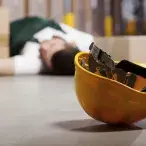 Os acidentes e as mortes no local de trabalho têm um enorme custo em termos de sofrimento humano e têm um impacto considerável sobre as empresas e a produtividade.