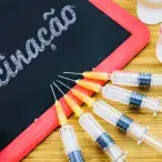As vacinas são a forma mais eficaz e segura de nos protegermos contra determinadas doenças. Mesmo quando a imunidade não é total, quem está vacinado tem maior capacidade de resistência.
 
