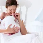 O contacto de pele com pele que se estabelece desde o primeiro momento em que o bebé começa a mamar, é fundamental para a relação entre ambos.